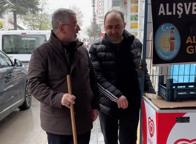 Esnaf, belediye başkanını çileden çıkardı Kaldırıma çağırıp uygulamalı anlattı: Burnumuz kırıldı