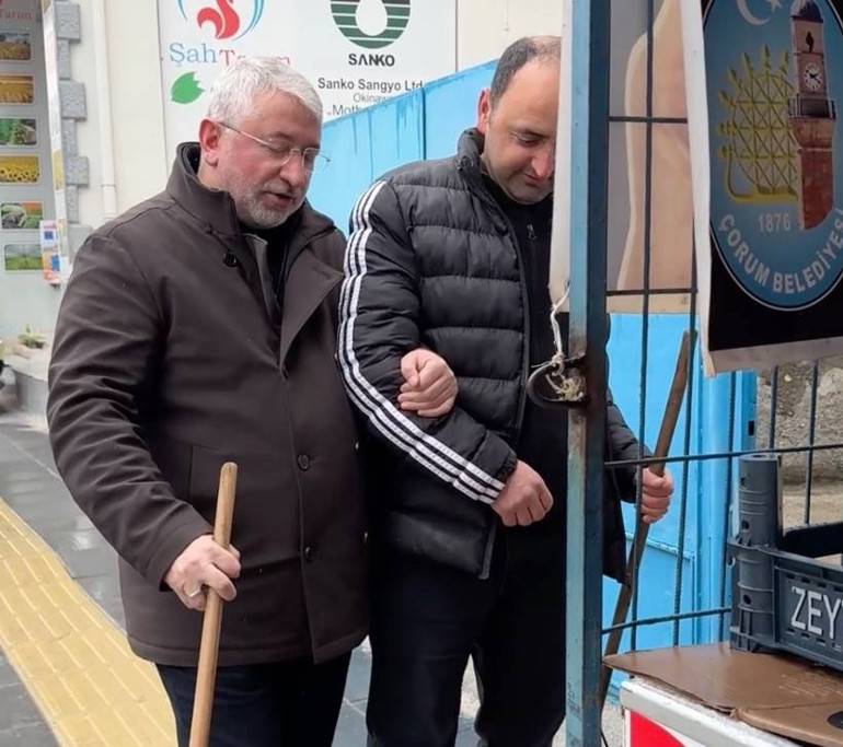 Esnaf, belediye başkanını çileden çıkardı Kaldırıma çağırıp uygulamalı anlattı: Burnumuz kırıldı