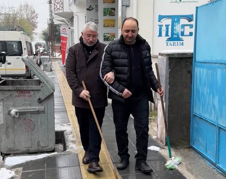 Esnaf, belediye başkanını çileden çıkardı Kaldırıma çağırıp uygulamalı anlattı: Burnumuz kırıldı