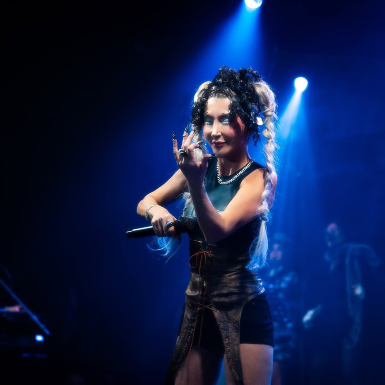 Genç yetenekler piyano başında