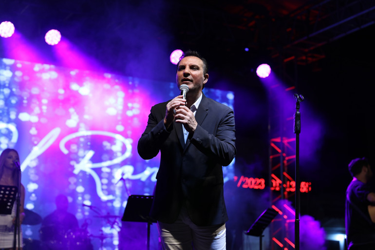 Genç yetenekler piyano başında