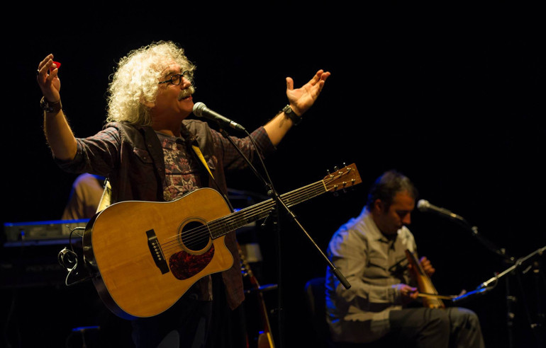 Genç yetenekler piyano başında