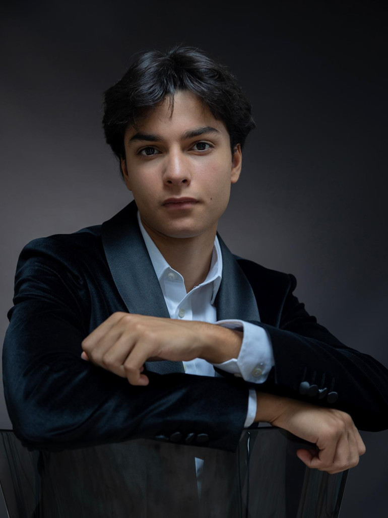 Genç yetenekler piyano başında