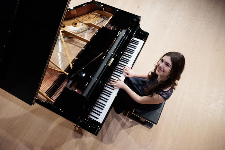 Genç yetenekler piyano başında