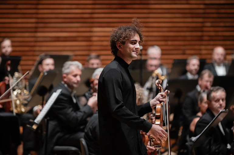 Genç yetenekler piyano başında