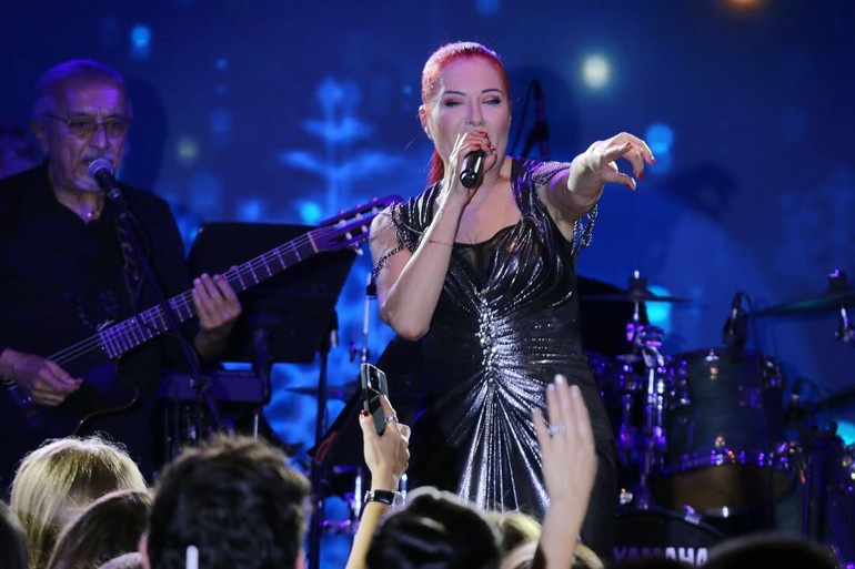 Genç yetenekler piyano başında