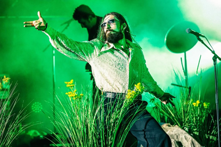 Genç yetenekler piyano başında