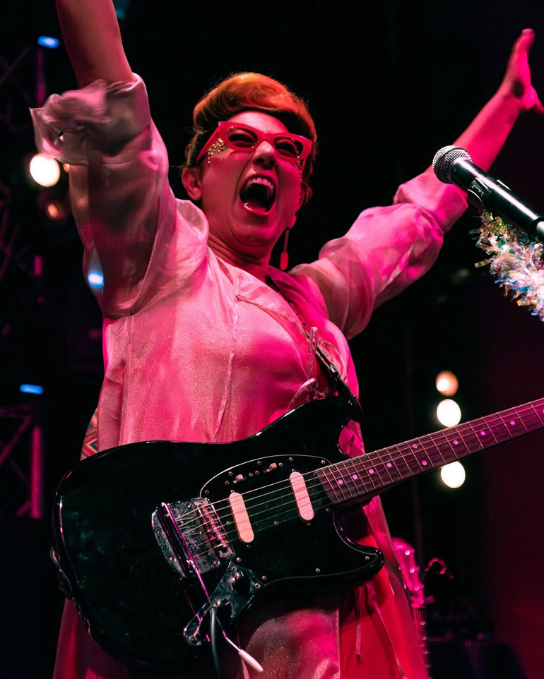 Genç yetenekler piyano başında