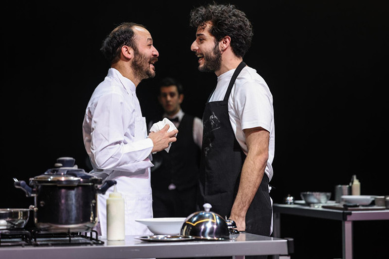 Genç yetenekler piyano başında