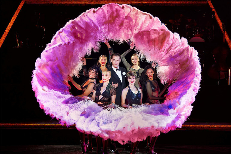 Genç yetenekler piyano başında