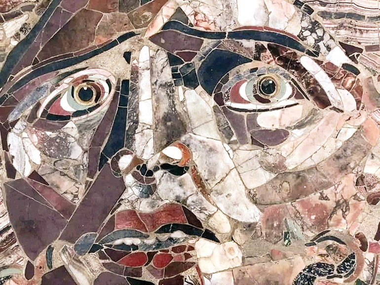 Medusa yüzünü gösterdi