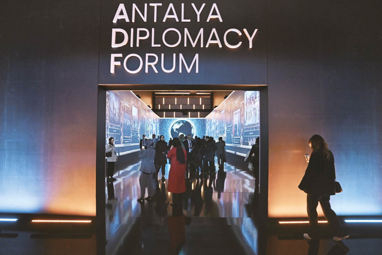 İkili zirvelerin adresi... Krizlere ‘çözüm’ masaları kuruldu