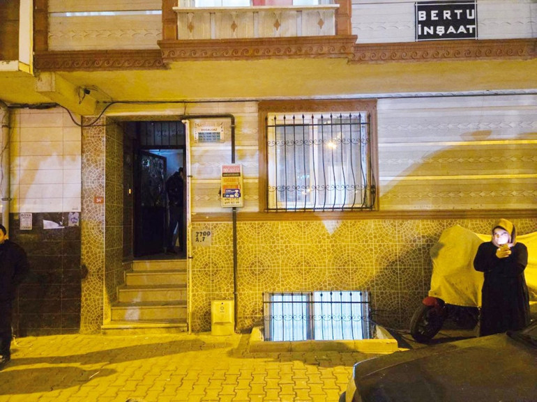 Esenyurt’ta 17lik cani kamerada Eski sevgilisini bıçakladı, annesini öldürdü... Cesedin başında saatlerce bekledi