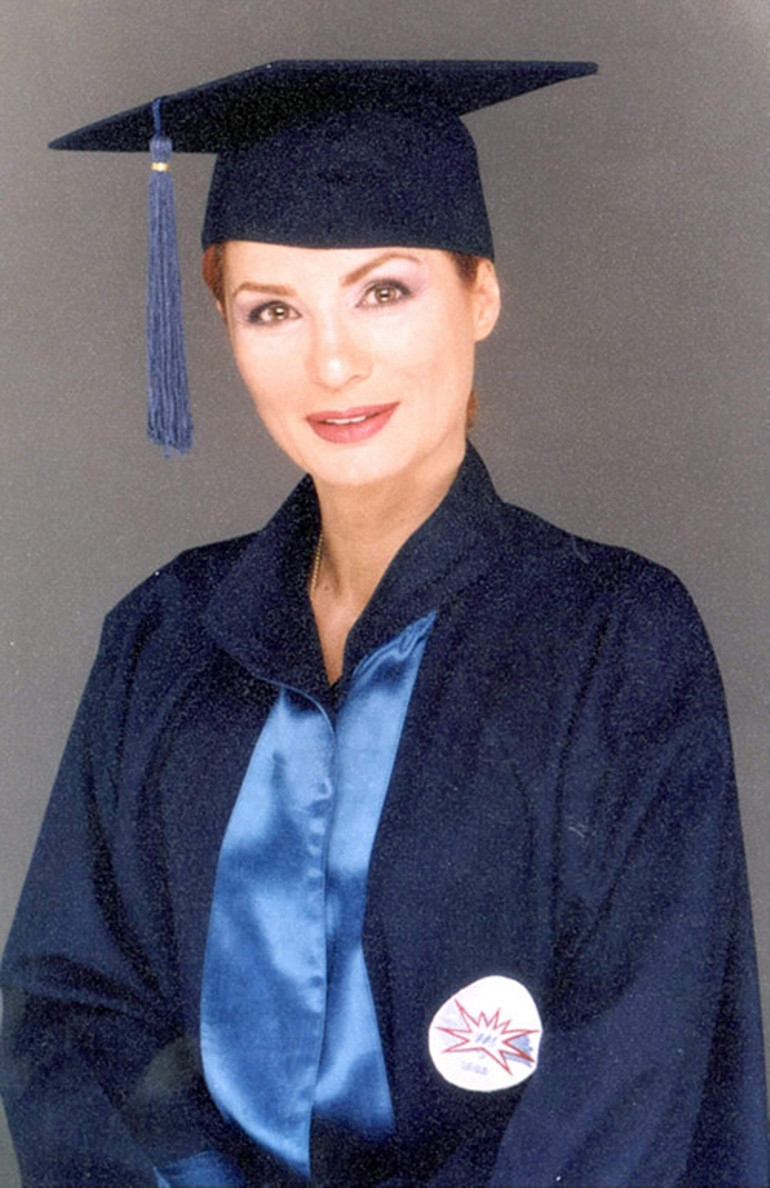 Bir köyde doğdu, 46 yaşında üniversiteyi bitirdi... Oynadığı filmler ve diziler hala hafızalarda...Türkiye onunla ilk kez gerçek bir leydi gördü