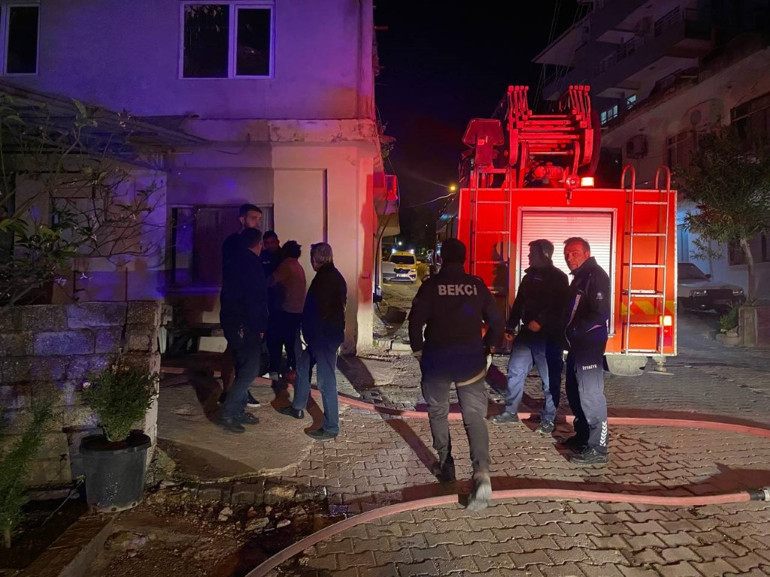 Annesine sinirlendi Evdeki eşyaları önce kırdı sonra yangın çıkardı... Dehşet anları kamerada