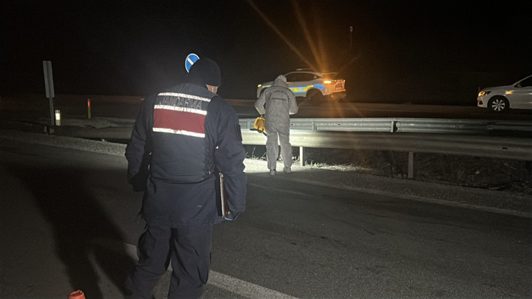 Sivasta feci kaza Hastaneden kaçtı, yolun karşısına geçerken araba çarptı