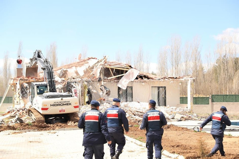 Yıkımlar başladı, başkan uyardı... Kaçak hobi alan sonunda üzülecek