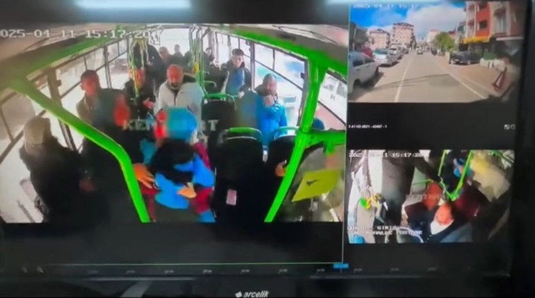 Kocaelide otobüste bir çocuk aniden fenalaştı Panik anları kamerada: Ömer, ne oldu