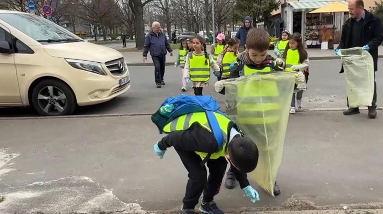 Berlin’de Kur’an kursu öğrencilerinden mahalle temizliği