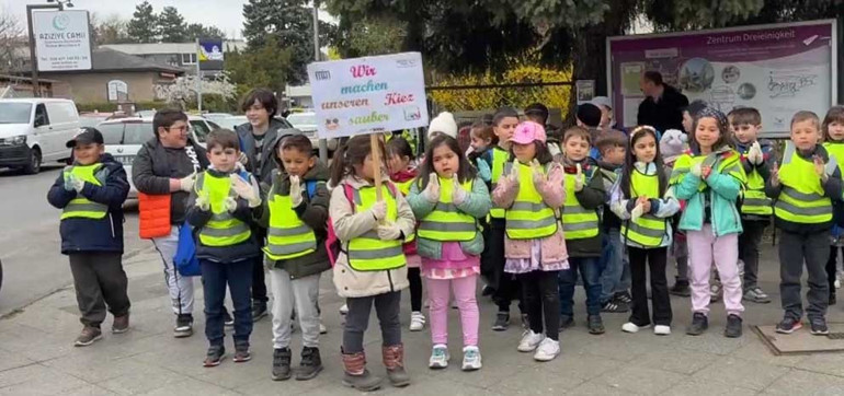 Berlin’de Kur’an kursu öğrencilerinden mahalle temizliği