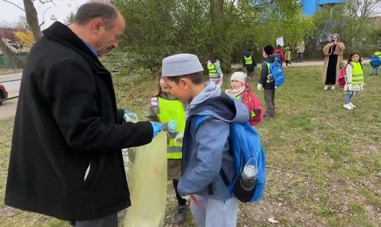 Berlin’de Kur’an kursu öğrencilerinden mahalle temizliği