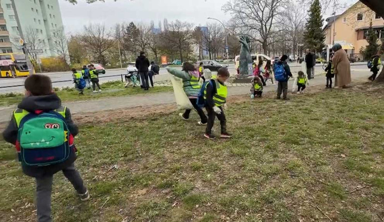 Berlin’de Kur’an kursu öğrencilerinden mahalle temizliği