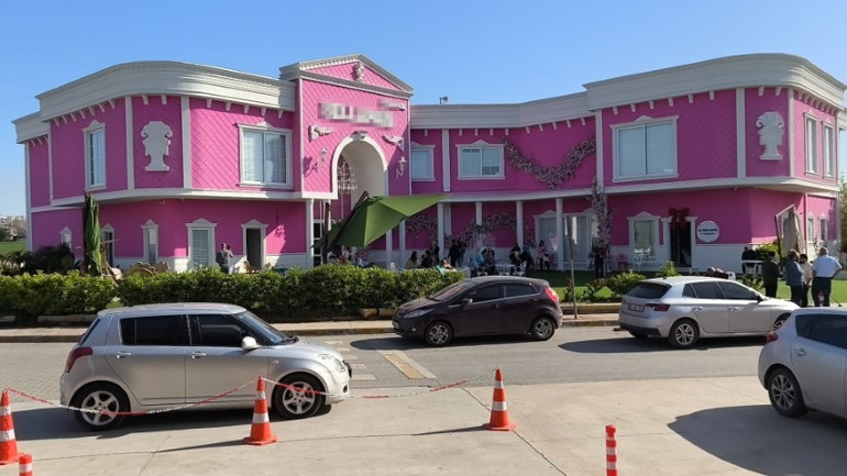 Tüm hesaplarını kapatıp sırra kadem bastı Haberi alınca iş yerine gelip eşyaları yağmaladılar