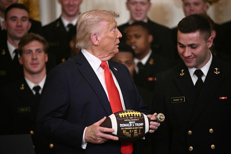 Beyaz Saray açıklama yapmıştı Trumpın elindeki gizemli morluk tekrar ortaya çıktı