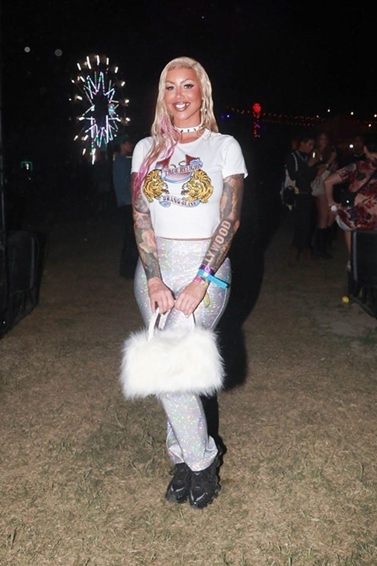 39 yaş genç sevgilisi bikinili güzellerle görüntülendi... Her yaptığı kabulümdür... Yeter ki elimden gitmesin