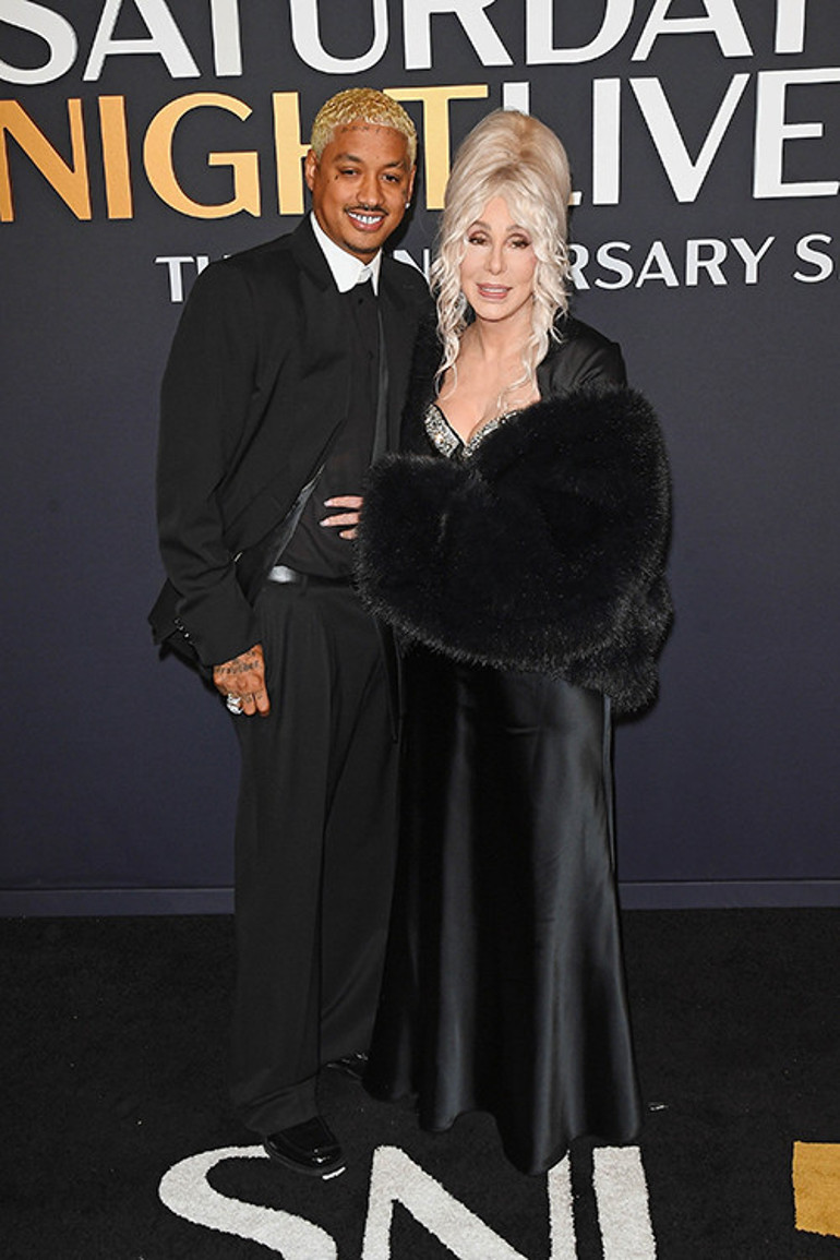 39 yaş genç sevgilisi bikinili güzellerle görüntülendi... Her yaptığı kabulümdür... Yeter ki elimden gitmesin