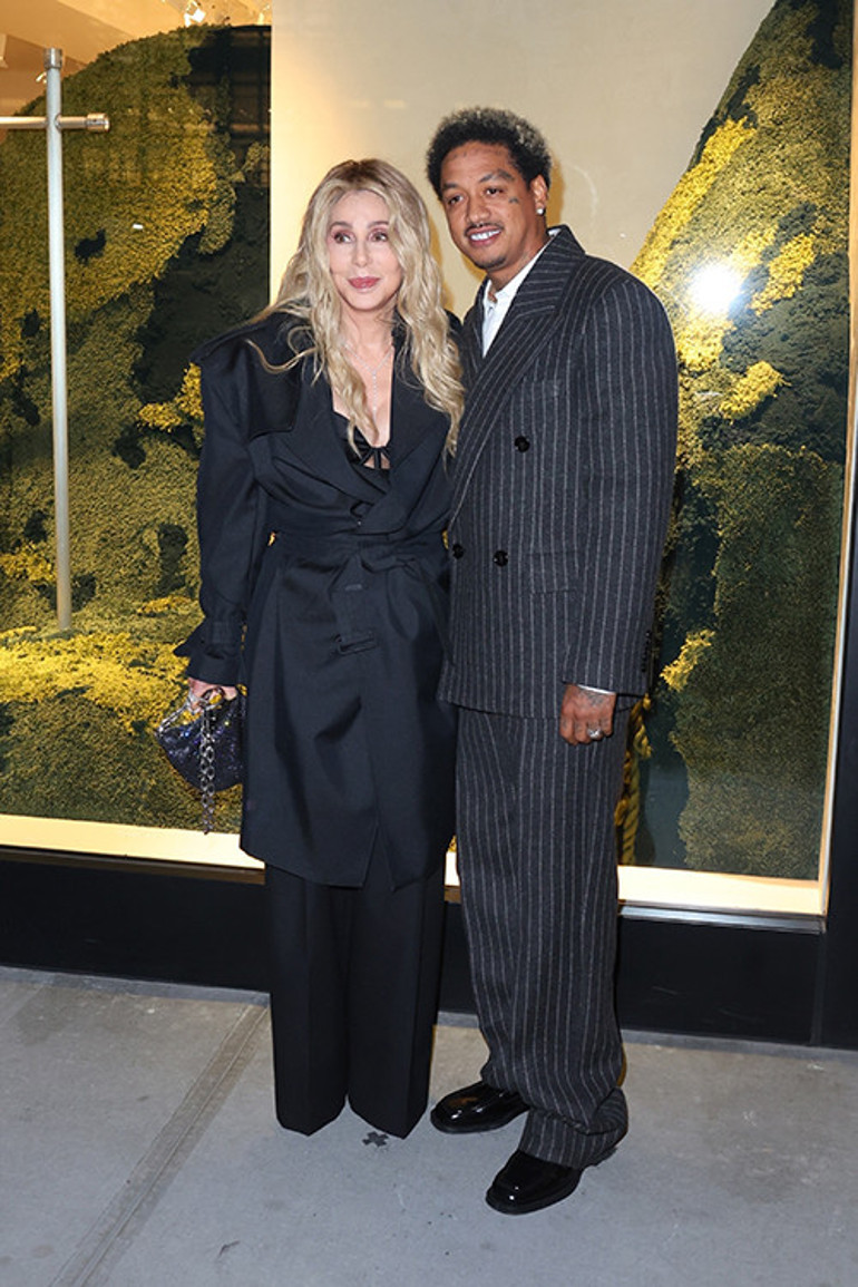 39 yaş genç sevgilisi bikinili güzellerle görüntülendi... Her yaptığı kabulümdür... Yeter ki elimden gitmesin