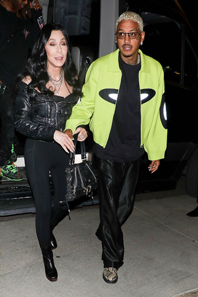 39 yaş genç sevgilisi bikinili güzellerle görüntülendi... Her yaptığı kabulümdür... Yeter ki elimden gitmesin