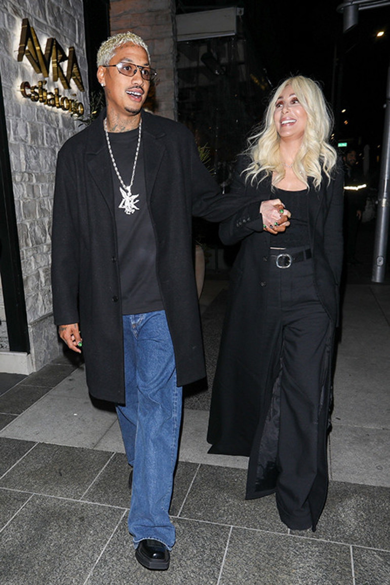 39 yaş genç sevgilisi bikinili güzellerle görüntülendi... Her yaptığı kabulümdür... Yeter ki elimden gitmesin