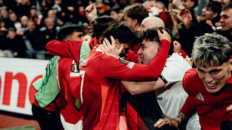 Dünya futbol tarihine geçen maçta Manchester United mucizeyi yaşadı Uzatmalarda tam 5 gol