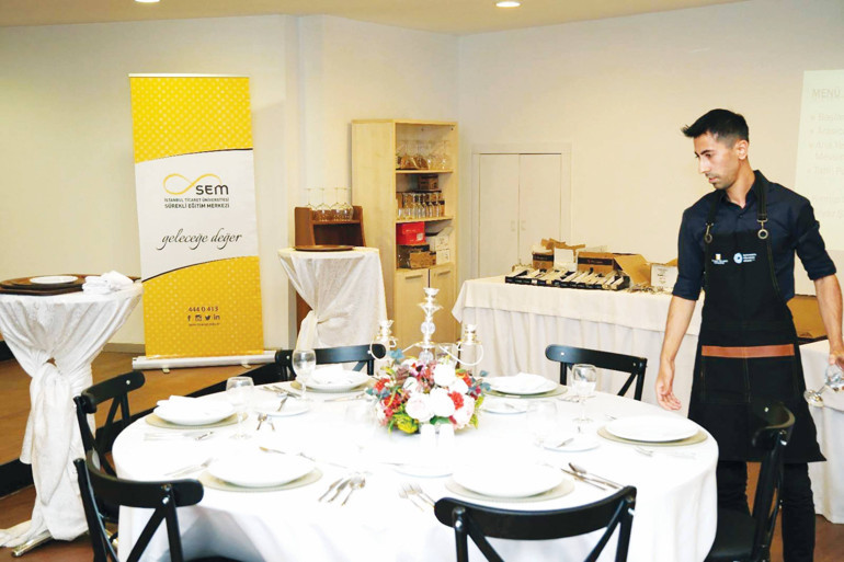 Garsonlar mekânın kimliğini yansıtır