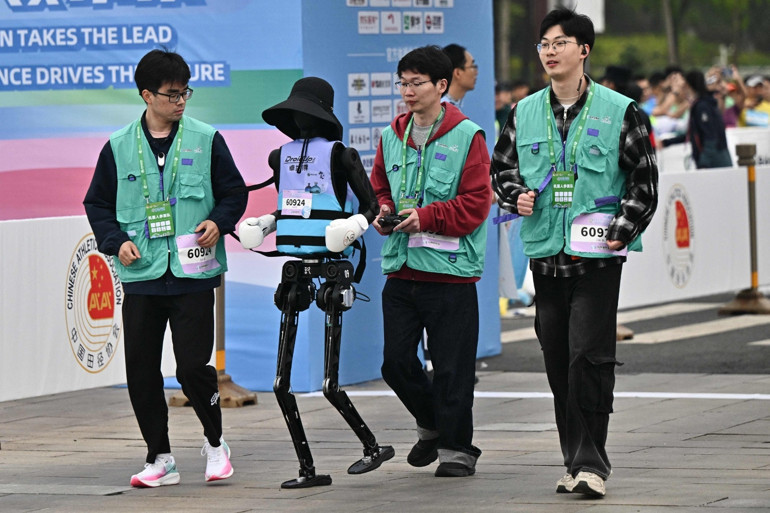 Dünyada bir ilk: Robotlar insanlara karşı... Yapay zeka tekonolojisinde seviye yükseliyor