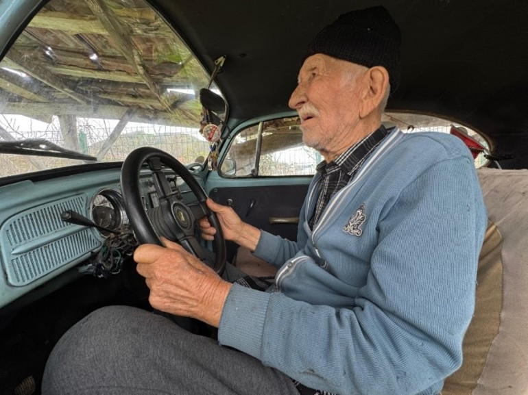 Pire ismini verdiği 1962 model otomobiliyle ülkeyi gezdi, şimdi garajda saklıyor
