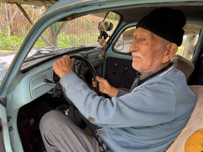 Pire ismini verdiği 1962 model otomobiliyle ülkeyi gezdi, şimdi garajda saklıyor