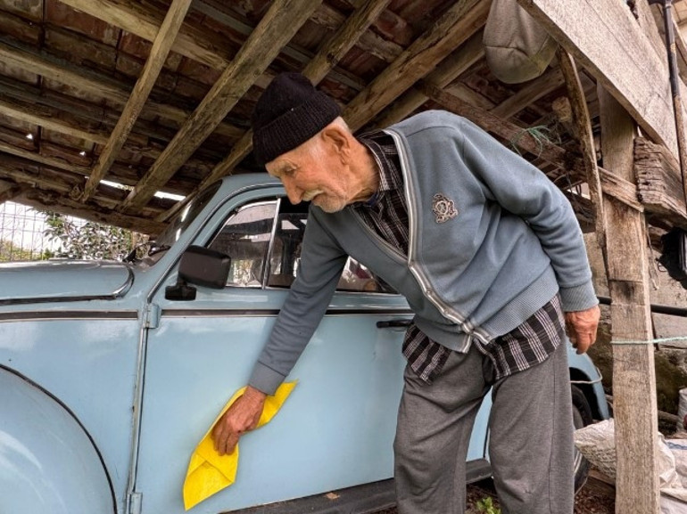 Pire ismini verdiği 1962 model otomobiliyle ülkeyi gezdi, şimdi garajda saklıyor