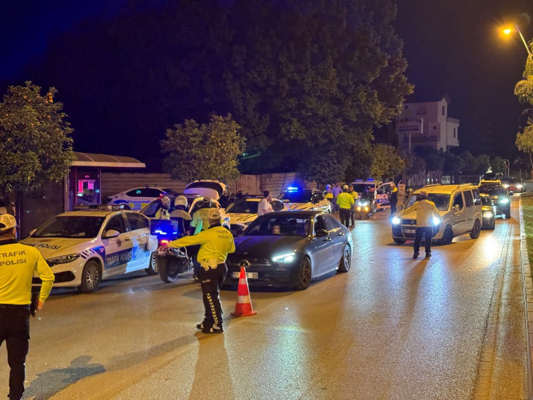 Alkollü sürücü, polislere zor anlar yaşattı