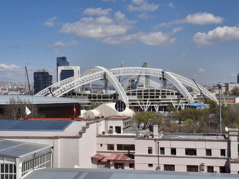 Yeni stadyum yükselirken