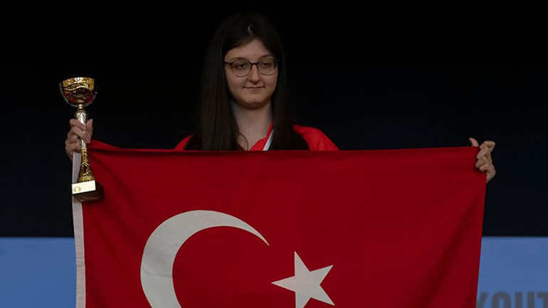 Satranç oyuncusu Arya Aydoğan, 14 yaş altında dünya şampiyonu oldu