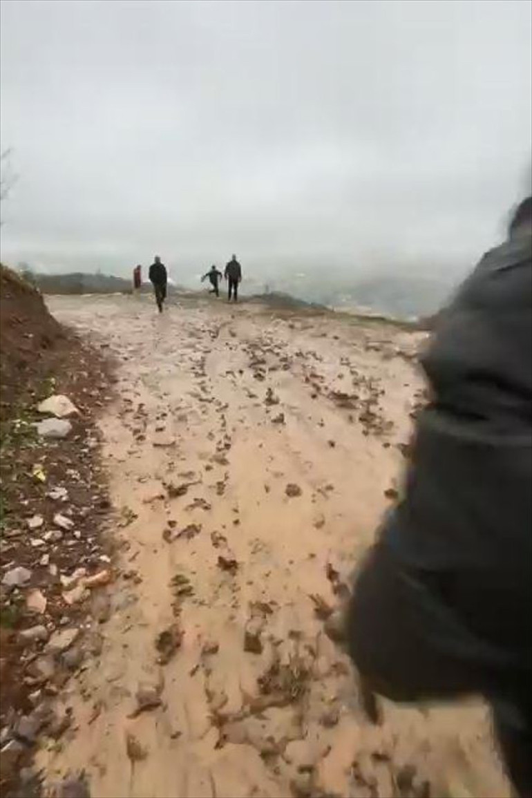 Trabzonda heyelandan ekip otosuyla yapılan sirenli uyarıyla kurtuldular