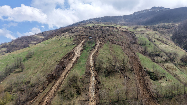 Trabzonda heyelandan ekip otosuyla yapılan sirenli uyarıyla kurtuldular