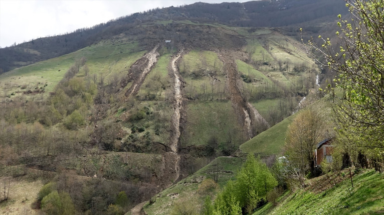 Trabzonda heyelandan ekip otosuyla yapılan sirenli uyarıyla kurtuldular