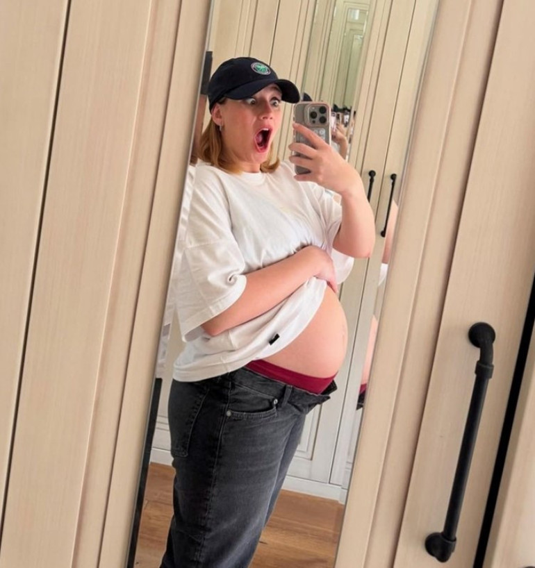 20 yıl önce okula giden bu küçük kız şimdi anne olmak için gün sayıyor