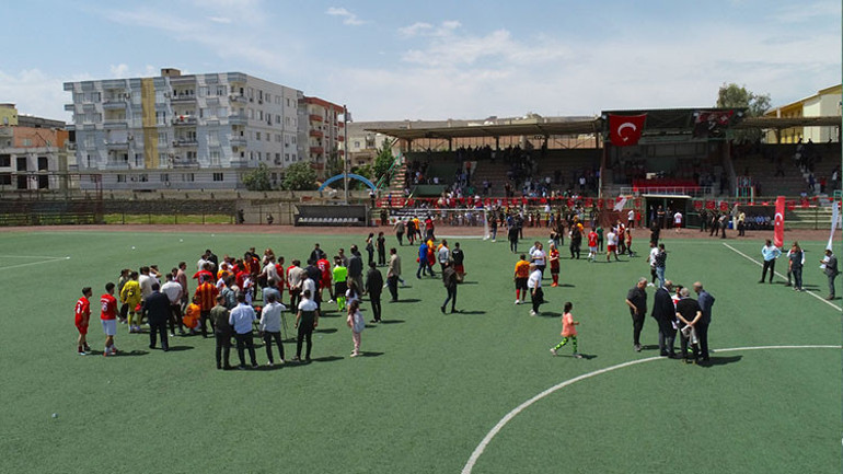 Galatasaraylı eski futbolcular, Şırnakın Cizre ilçesinde gençlerle dostluk maçı yaptı