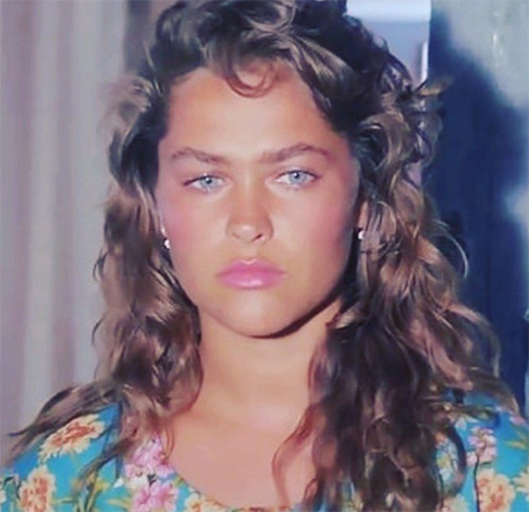 O zamanlar gelecekteki hayatından haberi yoktu... Tam 42 yıldır Türkiye bir çift mavi gözü izliyor... Herkes geldi geçti, bir tek o kaldı