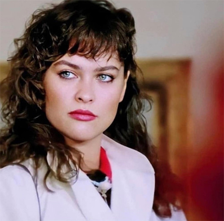 O zamanlar gelecekteki hayatından haberi yoktu... Tam 42 yıldır Türkiye bir çift mavi gözü izliyor... Herkes geldi geçti, bir tek o kaldı