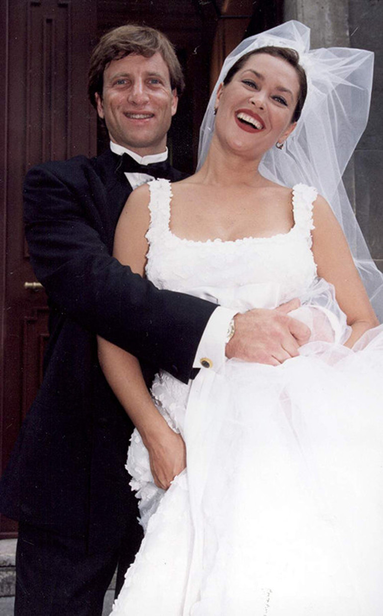 O zamanlar gelecekteki hayatından haberi yoktu... Tam 42 yıldır Türkiye bir çift mavi gözü izliyor... Herkes geldi geçti, bir tek o kaldı